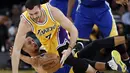 Pemain Los Angeles Lakers, Larry Nance Jr. merebut bola dari pemain Golden State Warriors, Stephen Curry (bawah) pada laga NBA basketball game di Los Angeles, (4/11/2016).  (AP /Alex Gallardo)