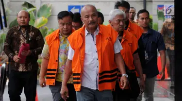 Rombongan tersangka anggota DPRD Malang berjalan turun dari mobil tahanan setibanya di Gedung KPK, Jakarta, Jumat (21/9).KPK memperpanjang masa penahanan sejumlah tersangka kasus suap pembahasan APBD-P Pemerintah Kota Malang itu. (Merdeka.com/Dwi Narwoko)