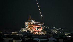 Sebuah proyektil rudal yang dicegat jatuh ke laut dekat kepulauan Palm Jumeirah Dubai pada 1 Maret 2026. Amerika Serikat dan Israel melancarkan serangan terhadap Iran pada 28 Februari. (dok. FADEL SENNA / AFP)