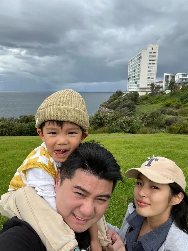 Chef Arnold kembali berkumpul dengan anak dan istrinya di Australia.