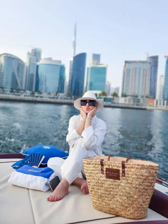 Gaya Penampilan Syahrini saat di Dubai, Stylish Banget
