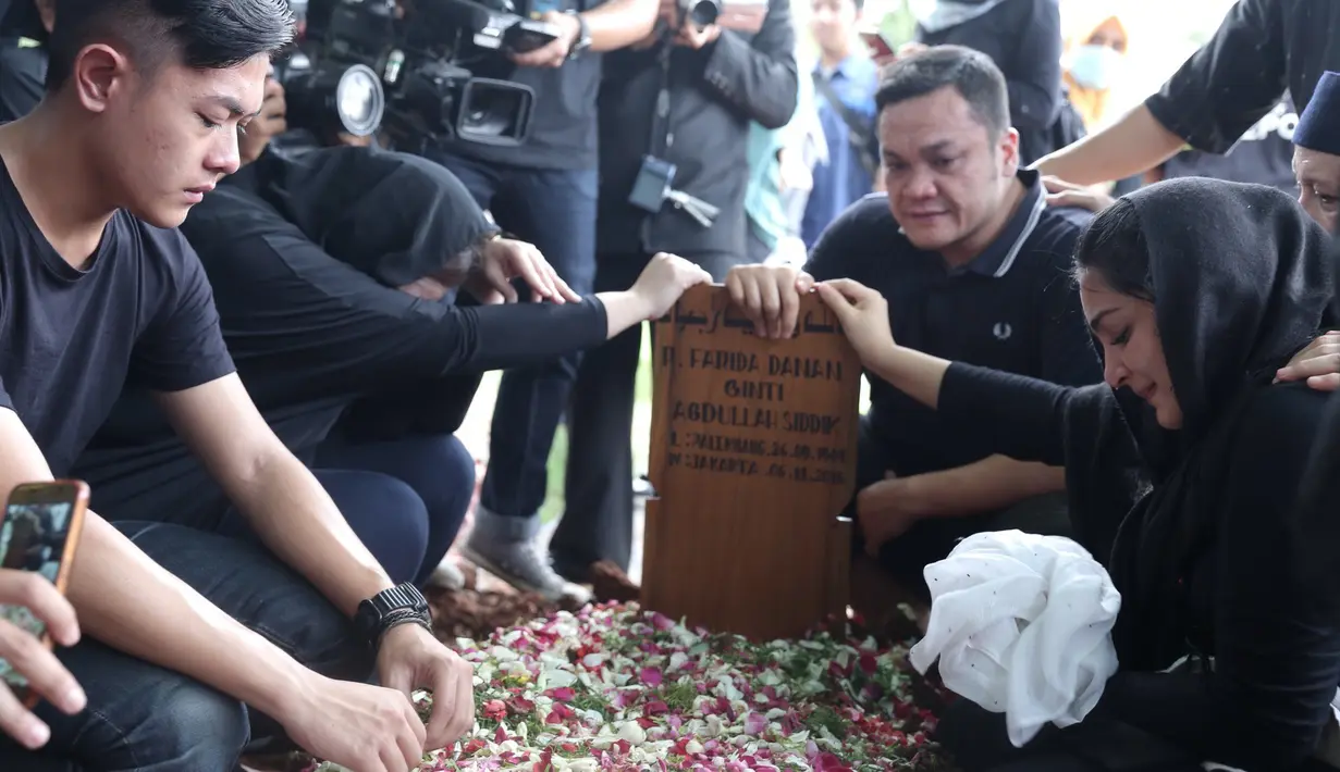 Ashanty baru saja ditinggal sang bunda untuk selama-lamanya. Sang ibunda, Ratu Farida Danan Siddik binti Abdullah Siddik meninggal pada Minggu (6/11) pukul 16.30 WIB, dalam usia 72 tahun. (Galih W. Satria/Bintang.com)