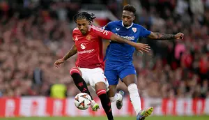 Tiga Bek Jadi Target Baru Manchester United di Tengah Ketidakpastian Leny Yoro