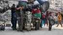 Penduduk Palestina mengangkut barang-barang mereka dengan kereta yang ditarik keledai saat mereka mengungsi dari kawasan Abu Iskandar di bagian utara Kota Gaza pada 22 Agustus 2025. (Bashar TALEB/AFP)