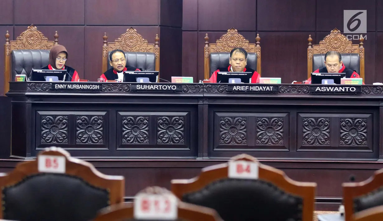 Hakim Mahkamah Konstitusi, Enny Nurbaningsih (kiri) membacakan nota putusan perkara pengujian undang-undang tentang ASN, Sistem Pendidikan Nasional, Pendidikan dan Gelar Profesi, di Gedung MK, Jakarta, Kamis (14/2). (Liputan6.com/Helmi Fithriansyah)
