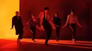 Lagu Singularity ini sangat cocok dengan suara V BTS yang khas. Tak hanya menyanyi, cowok berwajah tampan ini juga memperlihatkan kemapuan menarinya. (Foto: Youtube.com)