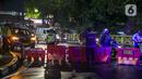 Polisi berjaga saat penyekatan jalan di kawasan Pasar Baru, Jakarta, Kamis (31/12/2020). Polda Metro Jaya menutup sejumlah ruas jalan selama Car Free Night dan Crowd Free Night pada malam Tahun Baru 2021 untuk mencegah penyebaran COVID-19. (Liputan6.com/Faizal Fanani)