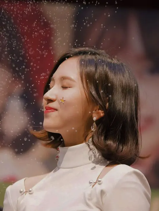 Kecantikan Mina TWICE seakan bertambah saat salju buatan berhamburan di atas kepalanya. (Foto: koreaboo.com)