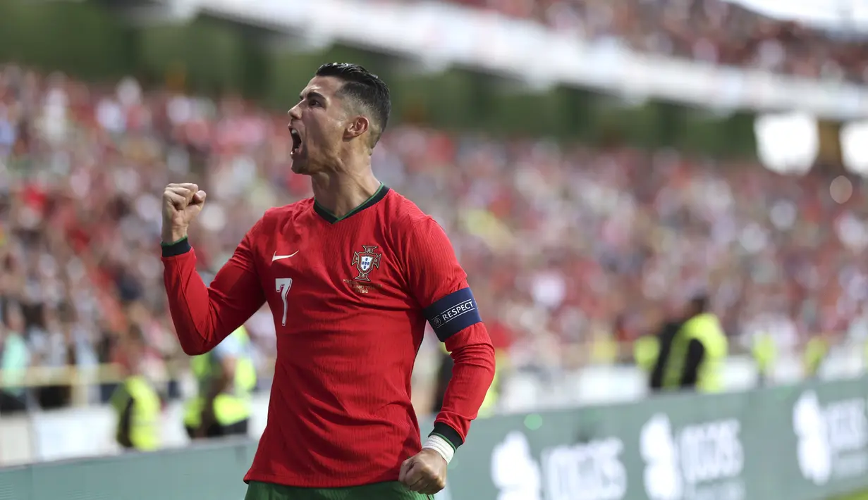 Penyerang Portugal Cristiano Ronaldo merayakan gol nan dicetaknya ke gawang Irlandia pada laga uji coba internasional terakhir jelang putaran final Euro 2024 di Stadion Municipal de Aveiro, Rabu (12/6/2024) awal hari WIB. (AP Photo/Luis Vieira)