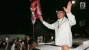 Calon Presiden Prabowo Subianto menyapa pendukungnya di sepanjang jalan Imam Bonjol usai pengambilan nomor urut di Gedung KPU Jakarta, Jumat (21/9). Pasangan Prabowo-Sandi mendapat nomor urut 2. (Liputan6.com/Fery Pradolo)