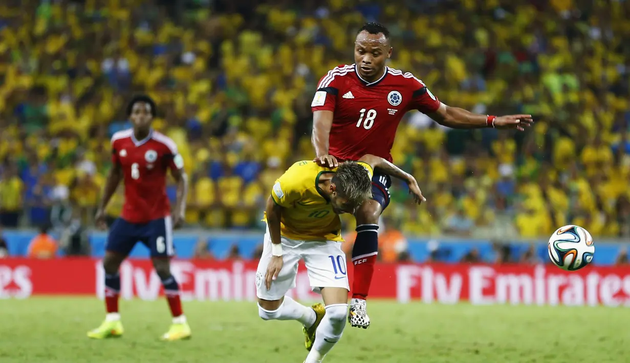 Pada menit ke-84, Neymar terlihat berbenturan dengan pemain Kolombia, Juan Camilo Zuniga pada perempat final Piala Dunia 2014 di Brasil, Sabtu (5/7/14). (REUTERS/Marcelo Del Pozo)