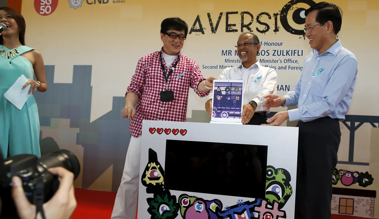 Duta anti-narkoba, Jackie Chan bersama Menteri Dalam Negeri dan Luar Negeri Singapura, Masagos Zulkifli saat meluncurkan aplikasi mobile game anti-narkoba 'Aversion' di Nanyang Polytechnic, Singapura, Kamis (7/5/2015). (Reuters/Edgar Su)