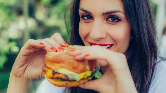 [Bintang] Ilustrasi Makan Burger