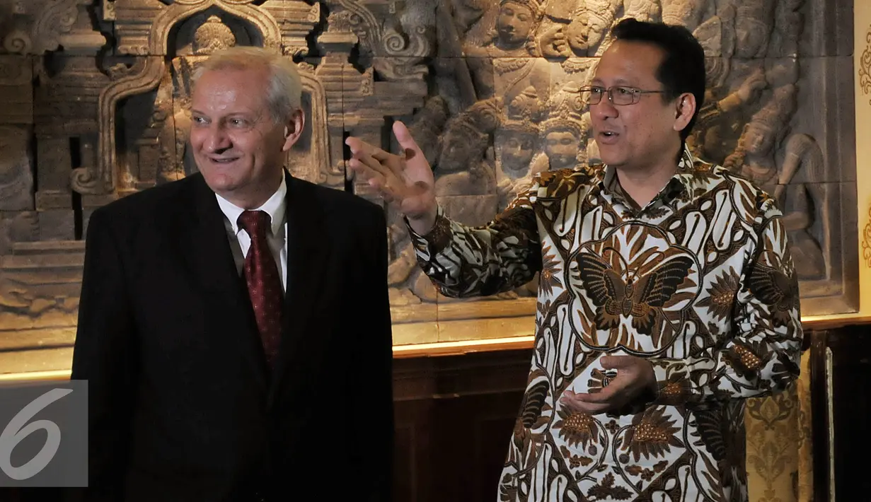 Ketua DPD RI Irman Gusman menerima kunjungan Dubes Republik Ceko Ivan Hotek di Jakarta. Rabu (6/1/2016). Dalam kunjungannya mendorong agar hubungan parlemen Ceko dan Indonesia juga bisa dipererat antar dua negara. (Liputan6.com/JohanTallo)