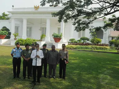 Presiden Jokowi memanggil panglima TNI dan kepolisian ke Istana Merdeka, Jakarta, Rabu (22/10/14). (Liputan6.com/Herman Zakharia)