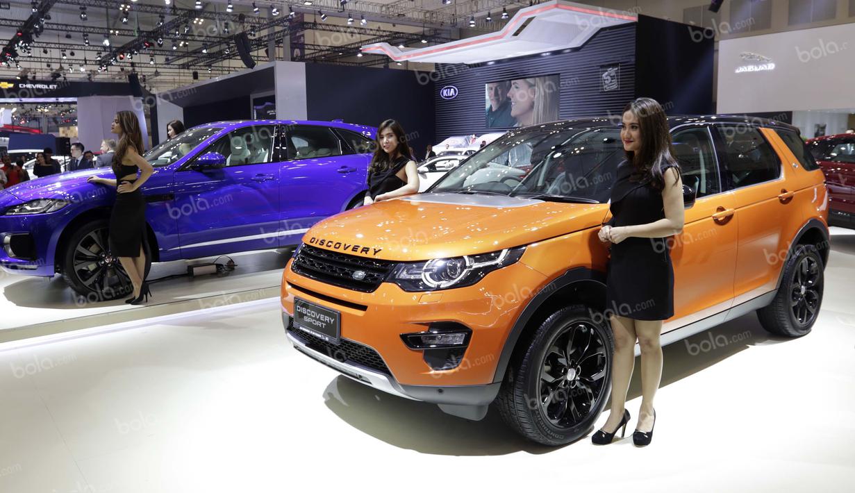 Suasana launching mobil Jaguar F-Pace, Jaguar XF dan Land Rover Discovery Sport dalam rangkaian Gaikindo Indonesia International Auto Show 2016 di ICE BSD, Tangerang, Kamis (11/8/2016). (Bola.com/Arief Bagus)