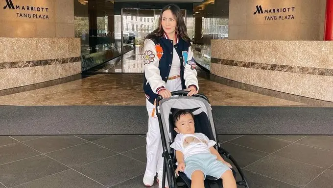 6 Gaya Kece Momo Geisha Liburan Sambil Momong Anak