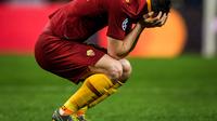 Ekspresi kekecewan pemain AS Roma, Alessandro Florenzi pada leg kedua, babak 16 Liga Champions yang berlangsung di Stadion Do Dragao, Porto, Kamis (7/3). AS Roma kalah 1-3 kontra Porto (AFP/Patricia de Melo)