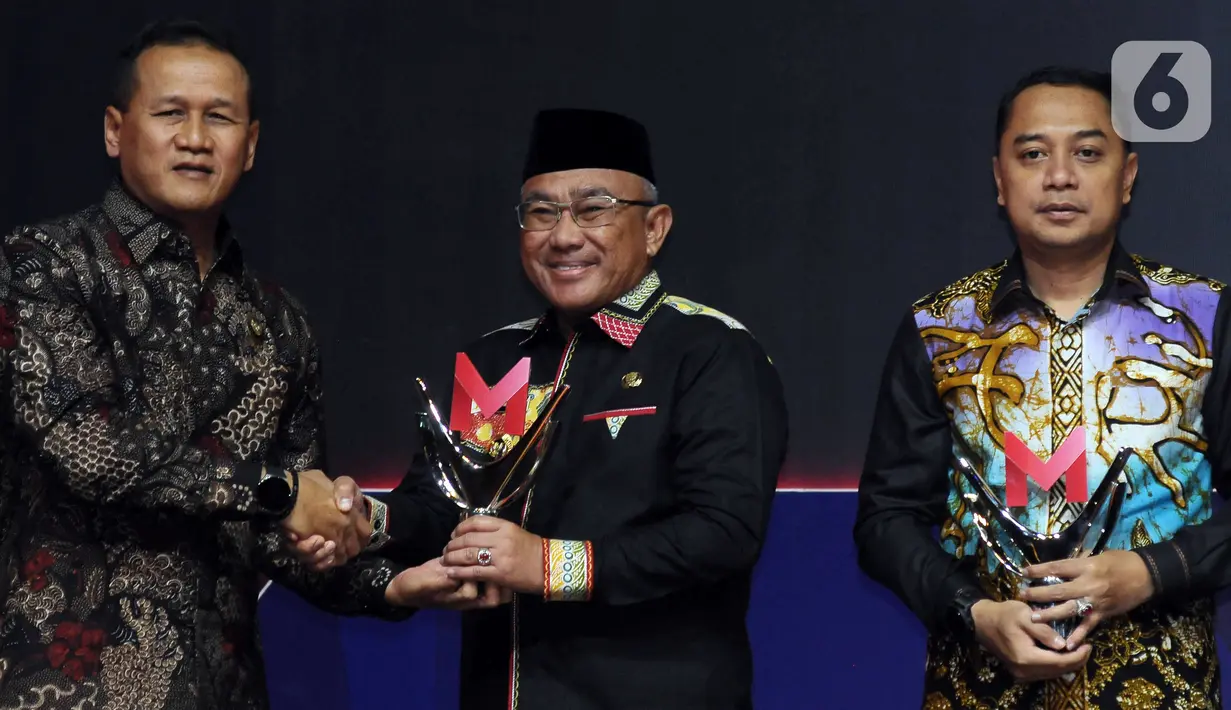 Deputi Bidang Komunikasi Informasi dan Aparatur Koordinator Bidang Politik Hukum Dan Keamanan Marsda TNI Arif Mustofa (kiri) memberikan penghargaan Program Reformasi Birokrasi kepada Wali Kota Depok Mohammad Idris pada acara Merdeka Awards 2023 di SCTV Tower, Jakarta, Rabu (30/8/2023). Mohammad Idris mengatakan, Kota Depok merupakan salah satu kota penyangga yang mempengaruhi kecerdasan kota lainnya. (merdeka.com/Imam Buhori)