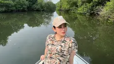 Terlihat cantik memakai topi, Tissa Biani melepas penat di kawasan pesisir utara Pantai Indah Kapuk Jakarta. Hutan mangrove sengaja dipilih akan kesejukannya. Mengantisipasi panas matahari, pemain film KKN di Desa Penari ini mengenakan kaos dan celana sport. (Liputan6.com/IG/@tissabiani).