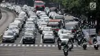 Pengendara sepeda motor melintas di Jalan MH Thamrin, Jakarta, Senin (2/7). Dewan Transportasi Kota Jakarta (DTKJ) sedang mempelajari kajian pembatasan kendaraan roda dua atau sepeda motor dengan sistem ganjil-genap. (Merdeka.com/ Iqbal S. Nugroho)