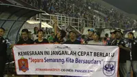 Suporter PSIS dan Persijap membentangkan spanduk perdamaian dalam laga uji coba di Stadion Jatidiri, Semarang, pada 2017.  (Bola.com/Ronald Seger Prabowo)