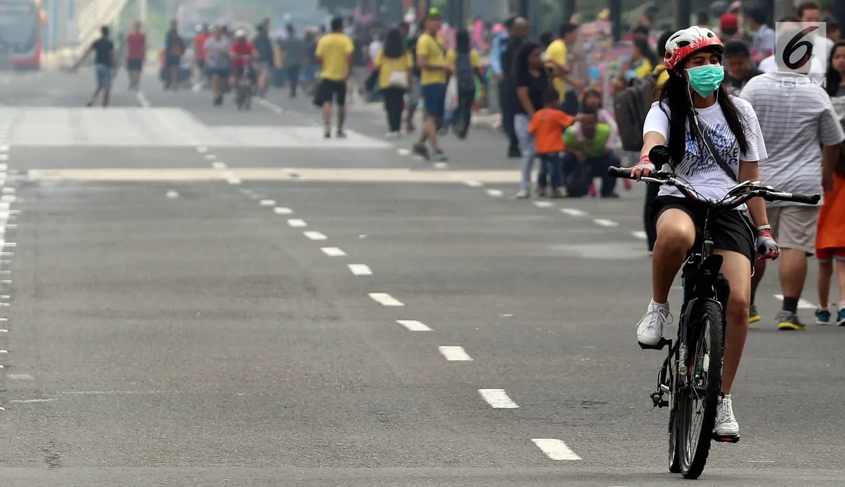 Car Free Day yang ada di setiap hari Minggu pagi di kawasan Bundaran Hotel Indonesia, tetap digelar meski bulan Ramadan, Jakarta, Minggu (28/5). Kondisi CFD di awal minggu pertama Ramadan tidak seramai biasanya. (Liputan6.com/Johan Tallo)