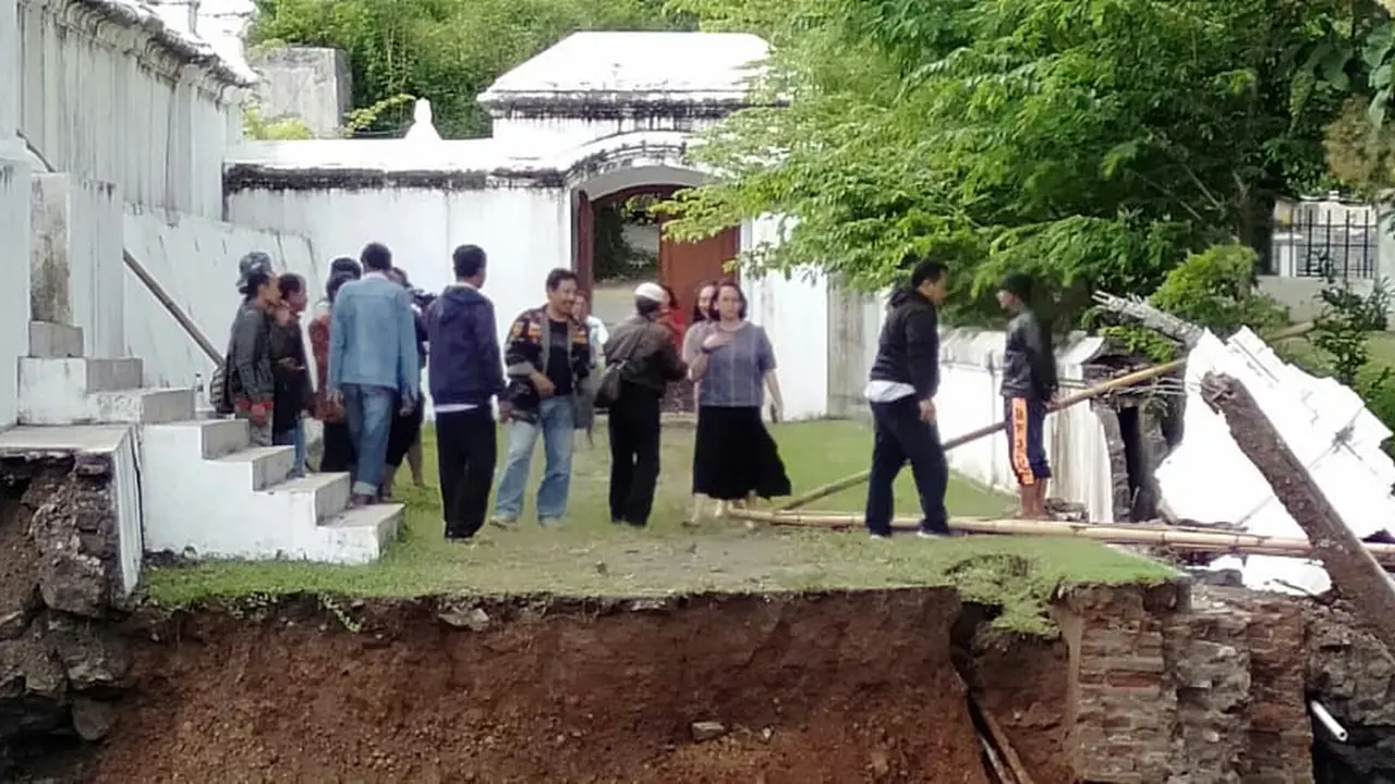 Longsor Makam Raja-Raja Mataram