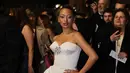 Di antara deretan penampilan tersebut, Asmara Abigail hadir membawa energi berbeda yang lebih artistik dan eksperimental. Dalam debutnya di Festival Film Cannes ke-79, Asmara tampil fierce mengenakan gaun putih avant-garde rancangan Stellarissa.