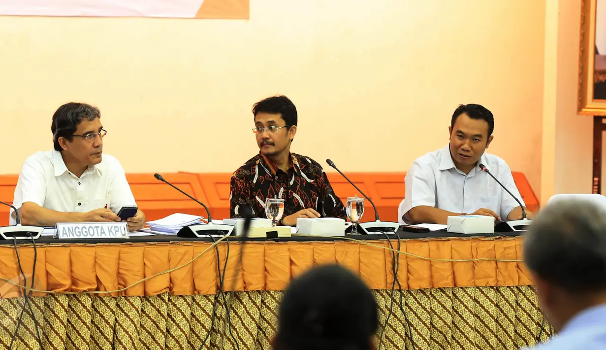 (Kanan-kiri) Sigit Pamungkas, Ferry Kurnia Rizkiansyah dan Hadar Nafis Gumay memberikan penjelasan saat penyuluhan peraturan KPU terkait pemilihan Kepala Daerah tahun 2015 di Jakarta, Kamis (28/5/2015). (Liputan6.com/Johan Tallo)