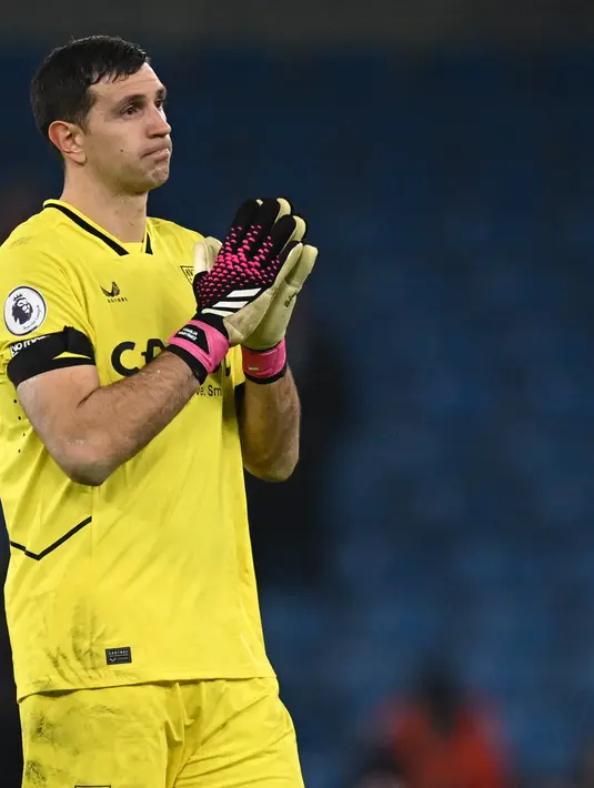 <p>Penjaga gawang Aston Villa, Emiliano Martinez bertepuk tangan kepada para penggemar di lapangan setelah pertandingan melawan Manchester City pada Liga Premier Inggris di Stadion Etihad di Manchester, barat laut Inggris (13/2/2023). City menang telak atas Aston Villa dengan skor 3-1. (AFP/Paul Ellis)</p>