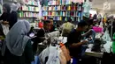 Pemandangan saat para penjahit menjahit baju pesanan di Pasar Mayestik, Jakarta Selatan, Senin (11/6). Para penjahit mengaku kebanjiran order sejak pertengahan Ramadan hingga jelang Lebaran. (Liputan6.com/JohanTallo)