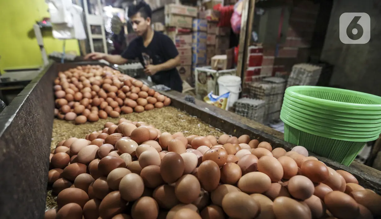 Tumpukan telur ayam ras yang dijual di salah satu stan Pasar Kebayoran Lama, Jakarta, Selasa (29/12/2020). Dinas KPKP Provinsi DKI Jakarta menyiapkan operasi pasar guna mengendalikan harga pangan, salah satunya telur ayam yang mengalami kenaikan jelang Tahun Baru 2021. (Liputan6.com/Johan Tallo)