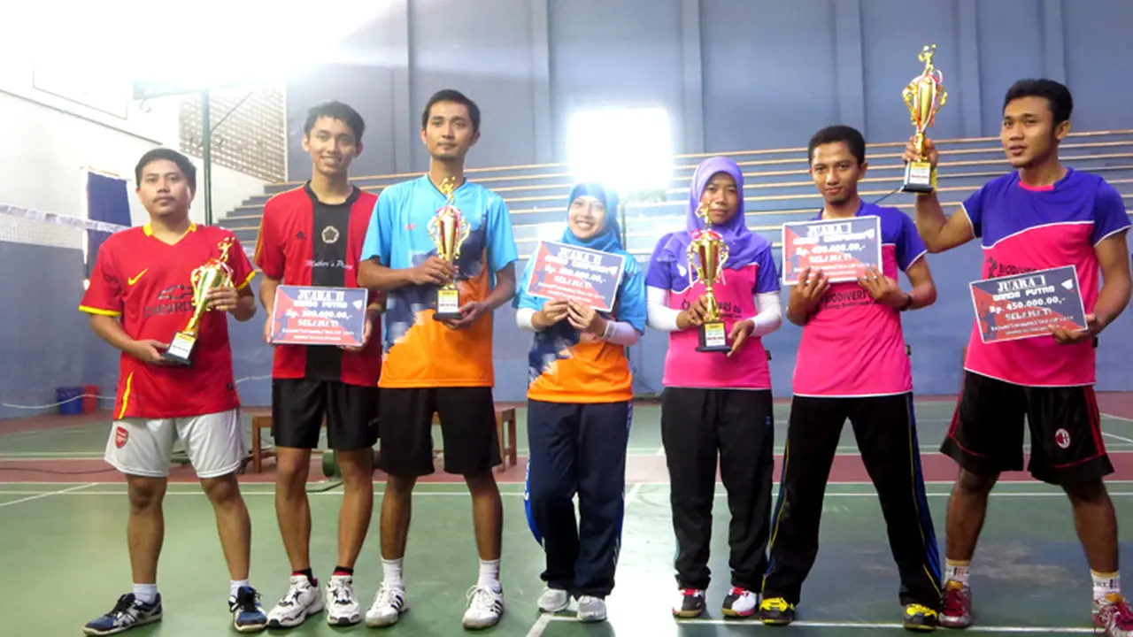 KMP Biologi Juara Pertama Turnamen Badminton Himpastika Cup