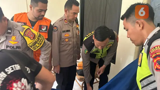 Tim Inafis Satreskrim Polres Sukabumi saat mengevakuasi jasad pria korban pembunuhan di Pelabuhanratu, Kabupaten Sukabumi (Liputan6.com/Fira Syahrin).