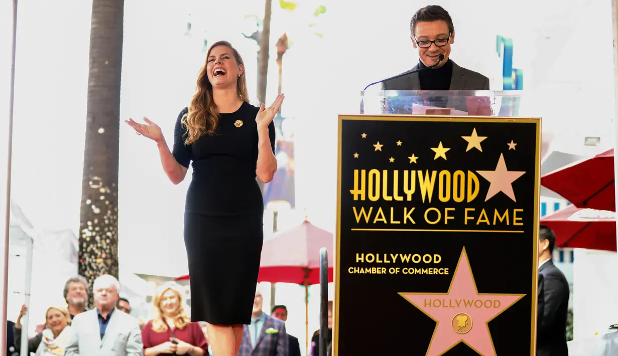 Jeremy Renner (kanan) memberikan ucapan selamat kepada Amy Adams atas penghargaan dari Hollywood Walk of Fame di Los Angeles, AS, Kamis (12/1). Adams menerima plakat penghormatan atas perannya di film Arrival. (AP Photo/ Rich Fury)
