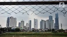 Aktivitas warga bantaran kali dengan latar belakang gedung perkantoran di Jakarta, Kamis (4/5/2023). Badan Pusat Statistik (BPS) mencatat inflasi domestik pada April 2023 naik mencapai 4,33 persen secara tahunan. (merdeka.com/Iqbal S. Nugroho)