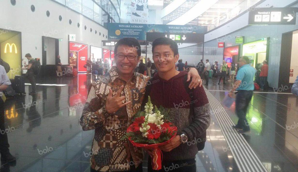Pebalap Manor Racing asal Indonesia, Rio Haryanto disambut Duta Besar RI untuk Austria, Rachmat Budiman, saat tiba di Bandar Udara Internasional Wina, Austria, Selasa (28/6/2016). (Bola.com/Reza Khomaini)