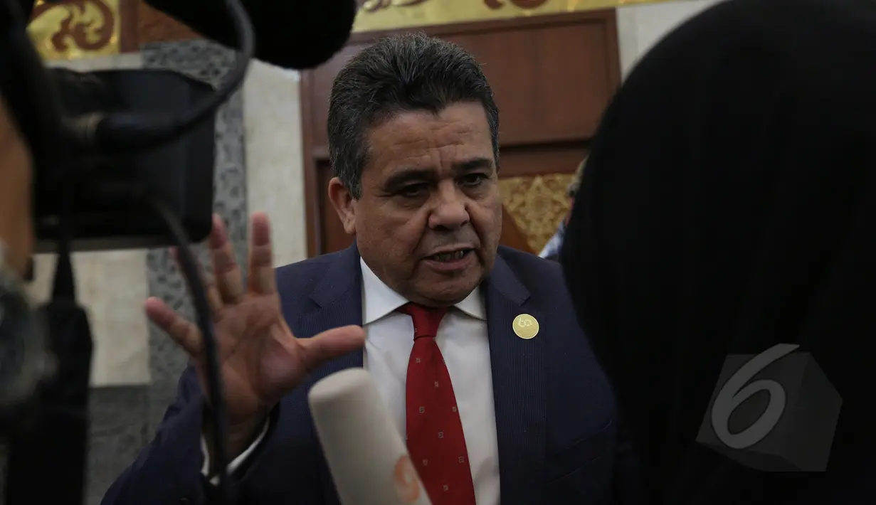 Menlu Libya Mohammed Al Dairi memberikan keterangan pada wartawan sebelum mengikuti sidang  di Jakarta, Senin (20/4/2015). Al Dairi menyatakan bahwa pihaknya butuh dukungan negara-negara Asia dan Afrika untuk memerangi ISIS. (Liputan6.com/Herman Zakharia)