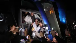 Mereka tiba di Rumah Sakit Nasser dengan kendaraan berlabel Perserikatan Bangsa Bangsa (PBB). Tampak dalam foto, warga Palestina yang datang dari penyeberangan Rafah, Mesir, tiba di Rumah Sakit Nasser di Khan Yunis, Jalur Gaza selatan pada 2 Februari 2026. (Bashar Taleb/AFP)