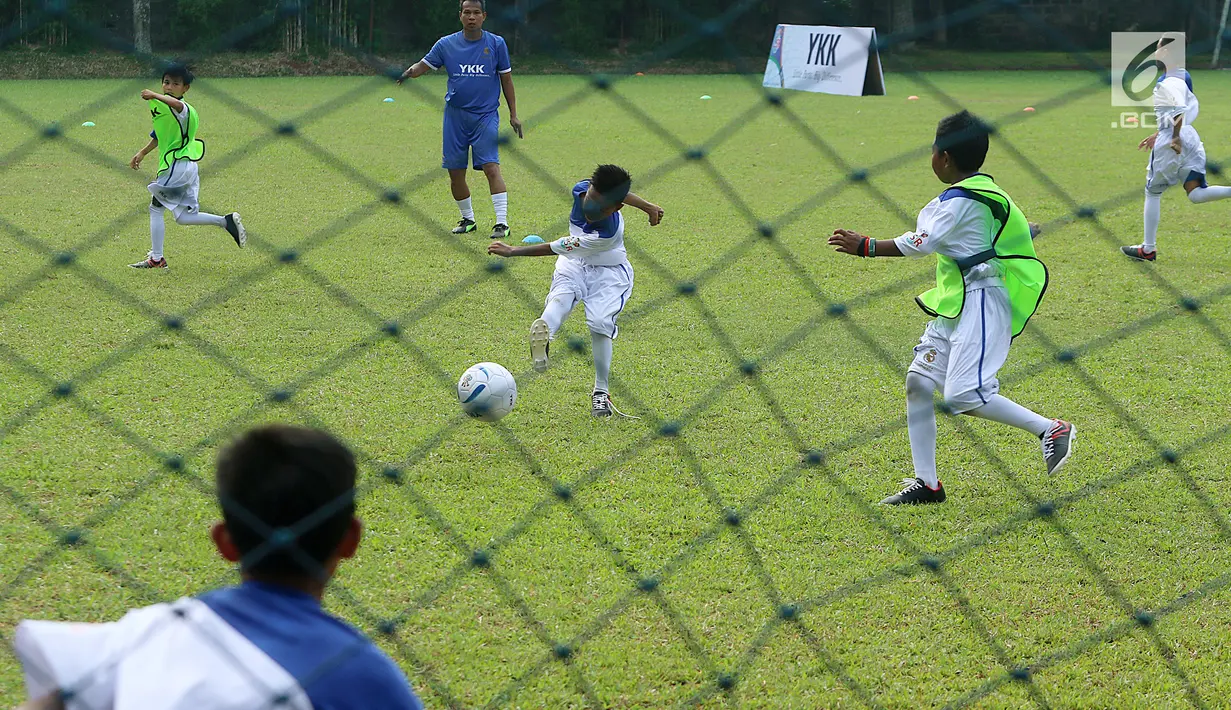 Anak-anak pra sejahtera mengikuti pelatihan sepak bola yang diselenggarkan YKK Holding Asia dan Real Madrid Foundation di Ciputat, Tangerang Selatan, Sabtu (7/10). Kegiatan ini untuk menambah pengalaman di dunia sepak bola. (Liputan6.com/Fery Pradolo)