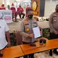 Kapolda Riau Irjen Agung Setya memperlihatkan surat bebas Covid-19 palsu yang disita anggotanya. (Liputan6.com/M Syukur)