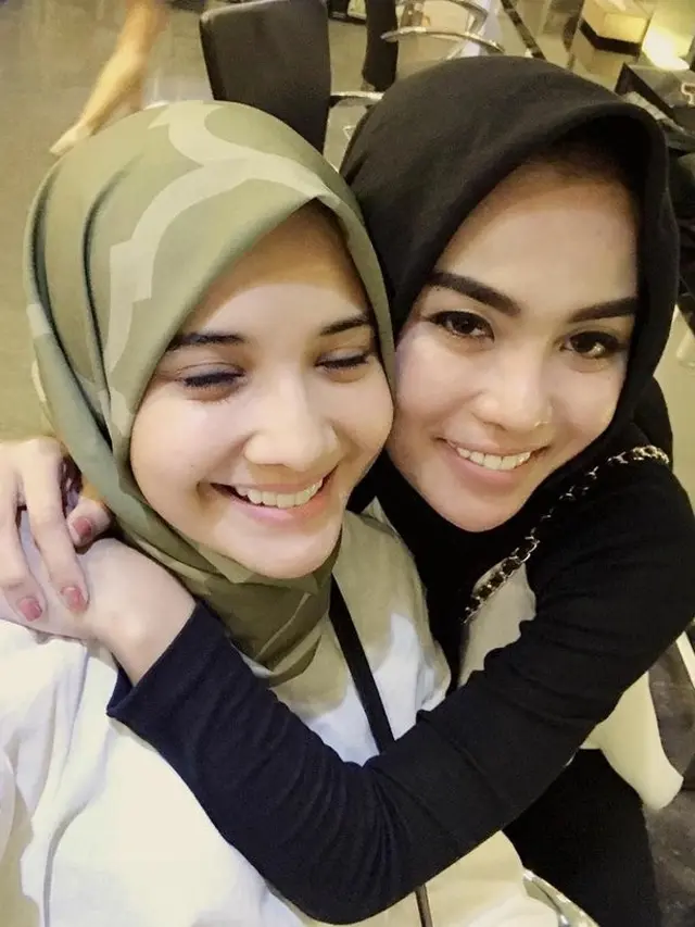 Keakraban Zaskia Sungkar dan Medina Zein