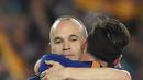Gelandang Barcelona, Andres Iniesta, memuluk Lionel Messi saat melawan Real Sociedad pada laga La Liga Spanyol di Stadion Camp Nou, Barcelona, Minggu (20/5/2018). Dirinya berpisah dengan klub yang 22 tahun telah dibela. (AFP/Lluis Gene)