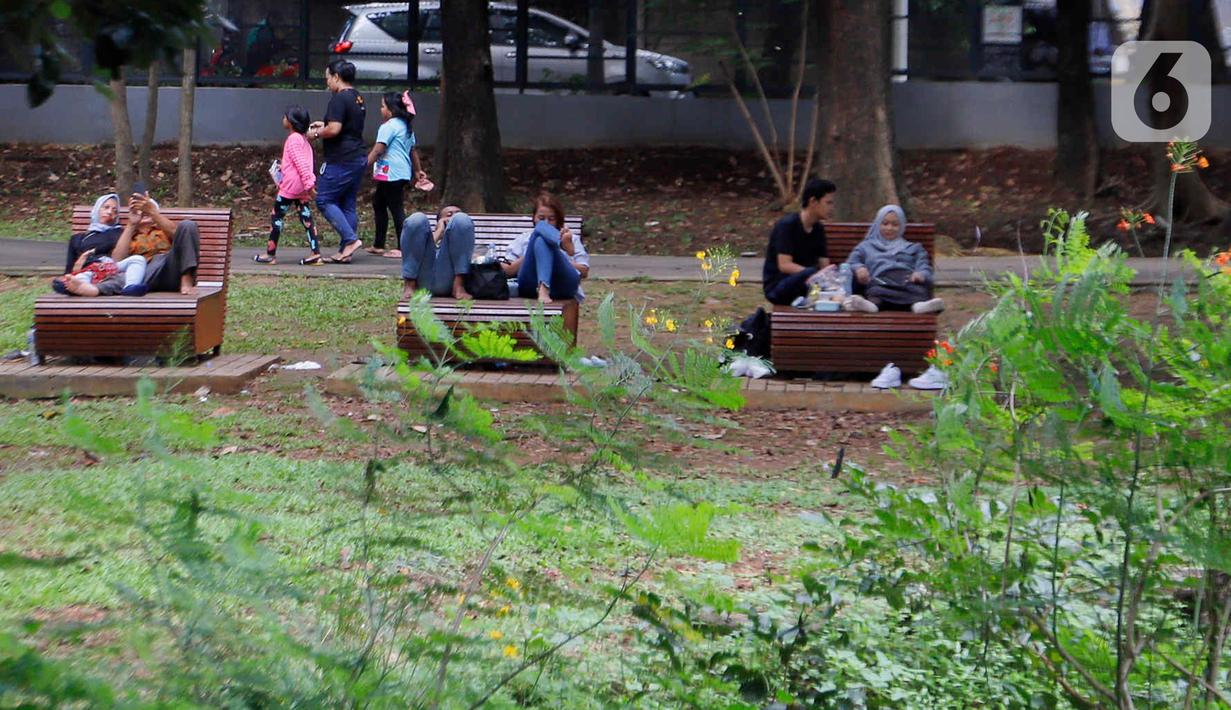 Taman kota menjadi destinasi wisata alternatif bagi warga untuk menghabiskan libur Lebaran 1445 Hijriah. (Liputan6.com/Herman Zakharia)