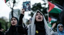 Warga berunjuk rasa menentang serangan gabungan Amerika Serikat (AS)-Israel terhadap Iran dan berduka atas gugurnya pemimpin tertinggi Iran, Ayatollah Ali Khamenei, di depan Kedutaan Besar Amerika Serikat di Jakarta pada Senin 9 Maret 2026. Massa yang tergabung dalam Aliansi Nasional Anti Zionisme (ANAZ) dan Komite Solidaritas Palestina dan Yaman (KOSPY) menggelar unjuk rasa di depan Kedutaan Besar Amerika Serikat di Jakarta. (YASUYOSHI CHIBA/AFP)