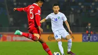 Pemain belakang timnas Indonesia U-20, Kakang Rudianto (kiri) berusaha mengecoh pemain Uzbekistan, Abbosbek Fayzullaev pada laga terakhir Grup A Piala Asia U-20 di Stadion Istiqlol Fergana, Uzbekistan, Selasa (7/3/2023). Timnas Indonesia U-20 tersingkir dari Piala Asia U-20 menyusul hasil bermain imbang 0-0 dengan Uzbekistan di laga terakhir Grup A. (Foto: Dok PSSI)