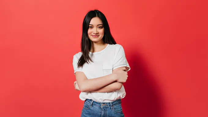 wanita oktober bersedekap