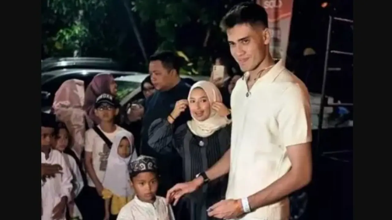 Bagikan Sembako di Bulan Ramadan, Outfit Jennifer Coppern yang Tertutup Bikin Pangling.  foto: Instagram @aisar_khaledd