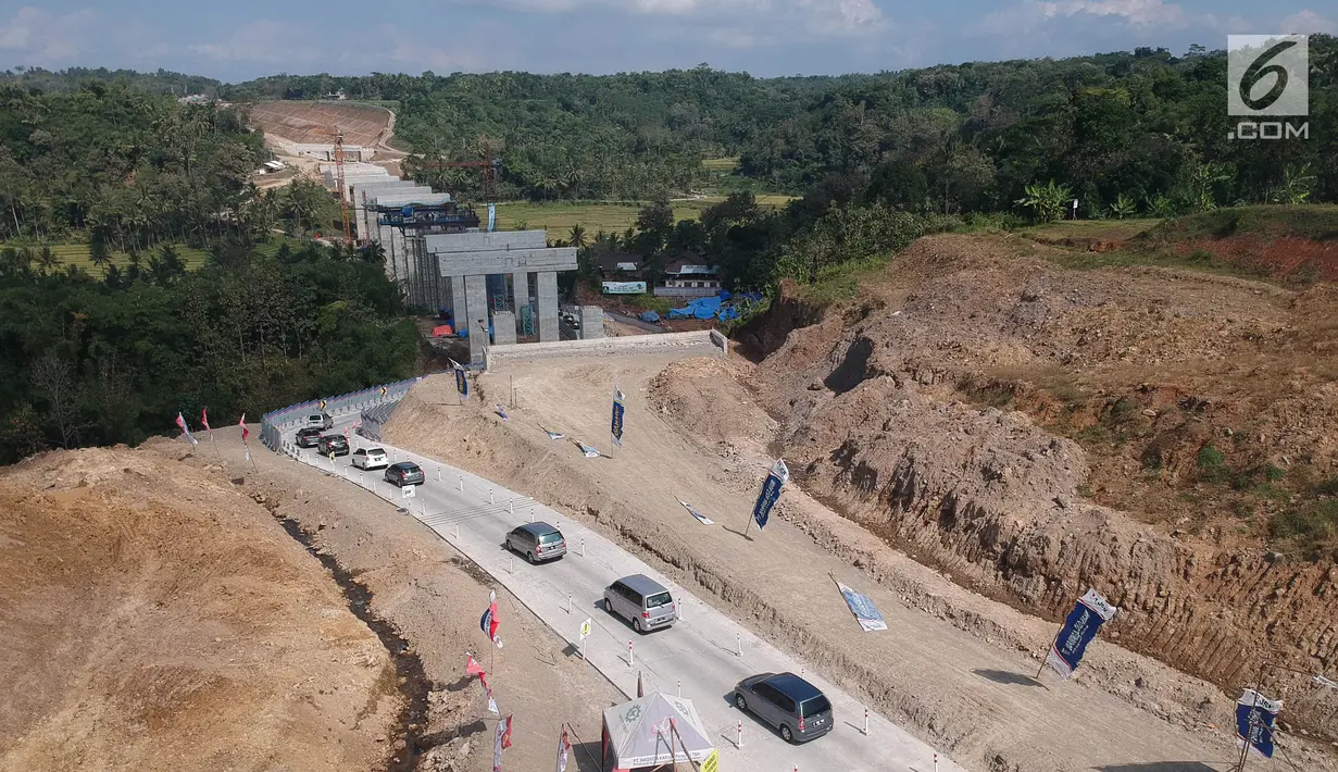 Foto udara antrean kendaraan pemudik saat melintasi tanjakan Jembatan Kali Kenteng di ruas tol fungsional Salatiga-Kartasura, Kab Semarang, Jateng, Selasa (12/6). Kepadatan terjadi karena jalan yang curam